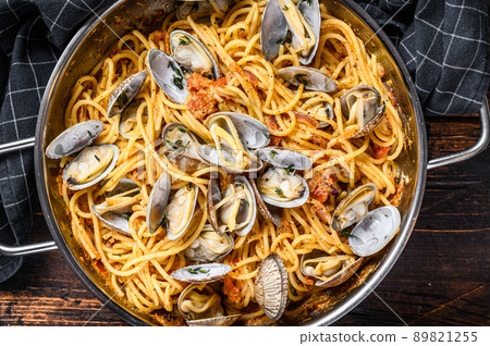 Clams vongole Seafood pasta Spaghetti in a pan. Dark Wooden background. Top view Clams vongole Seafood pasta Spaghetti in a pan. Dark Wooden background. Top view 89821255