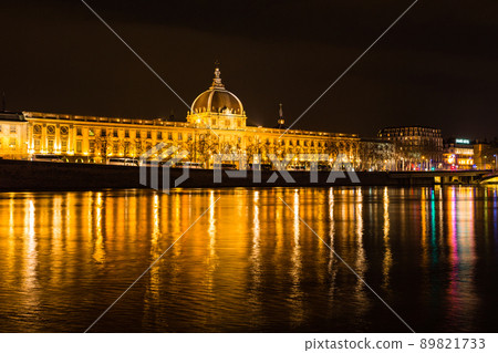 里昂羅納河沿岸的城市景觀在法國的燈光節上被照亮 89821733