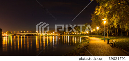 法國夜阿維尼翁羅納河和河畔長廊 89821791