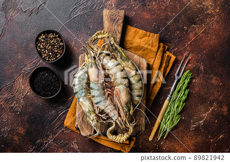 Whole Black tiger giant prawns shrimps in a skillet. Raw Seafood. Dark background. Top view Whole Black tiger giant prawns shrimps in a skillet. Raw Seafood. Dark background. Top view 89821942