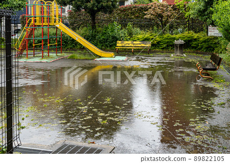 A small park in the rain 89822105