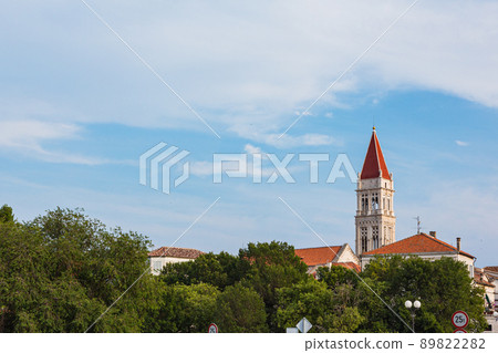 克羅地亞特羅吉爾聖勞倫斯大教堂的鐘樓和老城的城市景觀 89822282