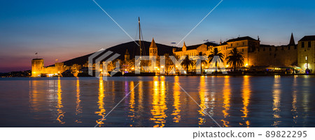 克羅地亞特羅吉爾老城的夜景 89822295