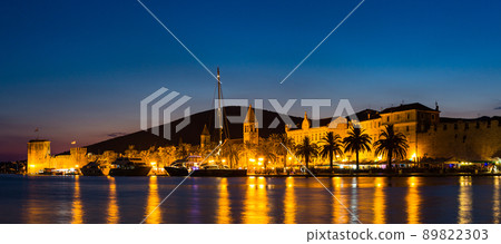 克羅地亞特羅吉爾老城的夜景 克羅地亞特羅吉爾老城的夜景 89822303