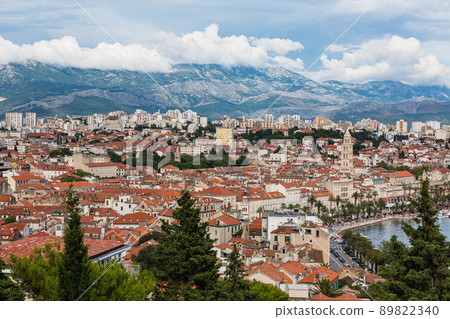 從克羅地亞斯普利特的瑪麗亞山上看到的城市和亞得里亞海 89822340