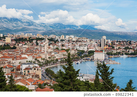 從克羅地亞斯普利特的瑪麗亞山上看到的城市和亞得里亞海 89822341
