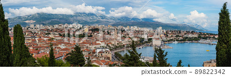 從克羅地亞斯普利特的瑪麗亞山上看到的城市和亞得里亞海 89822342