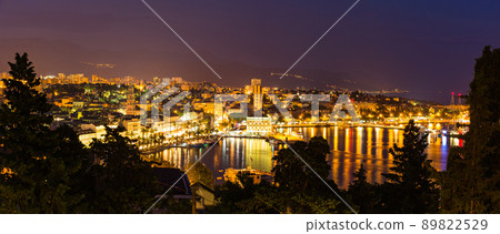 從克羅地亞斯普利特的馬里揚山看城市夜景 89822529