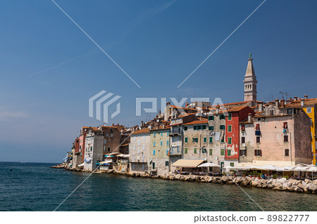 克羅地亞羅維尼的亞得里亞海和老城區的城市景觀 89822777