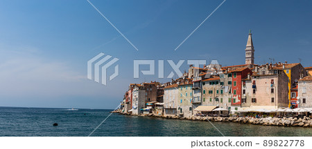 克羅地亞羅維尼的亞得里亞海和老城區的城市景觀 89822778