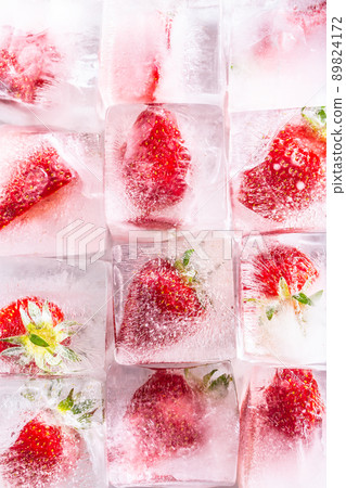 Three rows of ice cubes with strawberries - Top of view Three rows of ice cubes with strawberries - Top of view 89824172