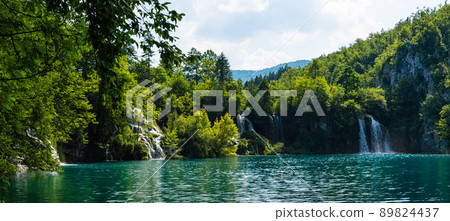 克羅地亞十六湖國家公園瀑布和翡翠綠湖 克羅地亞十六湖國家公園瀑布和翡翠綠湖 89824437