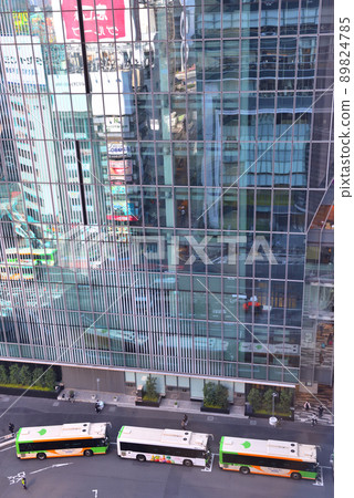 Bus on the ground seen from the upper floors of the Shibuya building 89824785