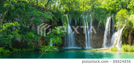 克羅地亞十六湖國家公園的原始森林和瀑布 克羅地亞十六湖國家公園的原始森林和瀑布 89824856