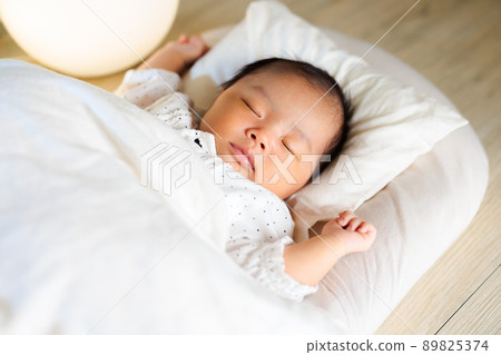 Baby sleeping with both arms raised at night Banzai sleeping 89825374