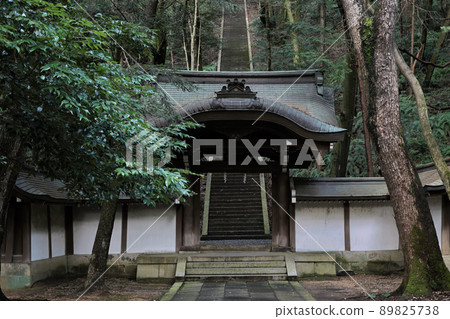 The approach to the Toyokuni Mausoleum in Amidagamine The approach to the Toyokuni Mausoleum in Amidagamine 89825738