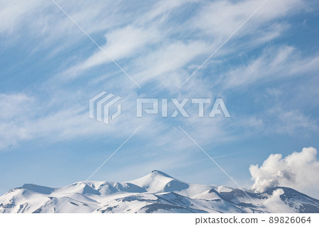 [Biei-cho, Hokkaido] Tokachidake and blue sky with residual snow April 89826064