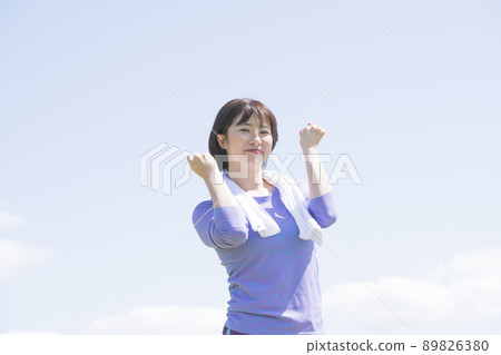 A young woman who plays guts pose 89826380