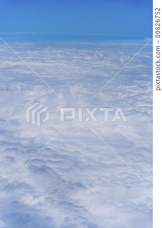 從飛機的窗戶看天空藍天和流動的白雲 89826752