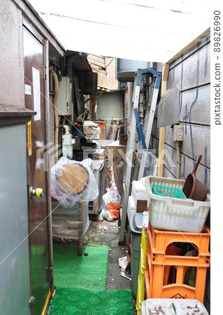 A feeling of life in the back alley 89826990