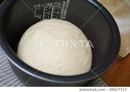 麵包製作:使用電飯鍋進行初級發酵 麵包製作:使用電飯鍋進行初級發酵 89827317