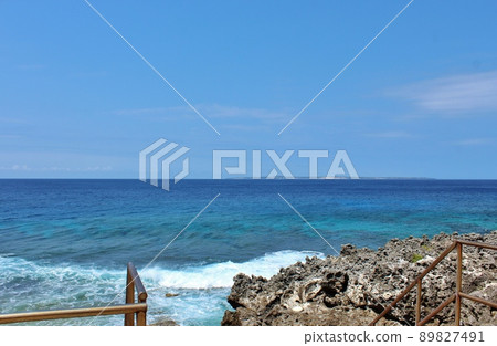 從南大東島眺望地平線的北大東島 從南大東島眺望地平線的北大東島 89827491