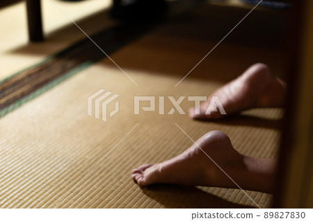 Senior man prone legs 89827830