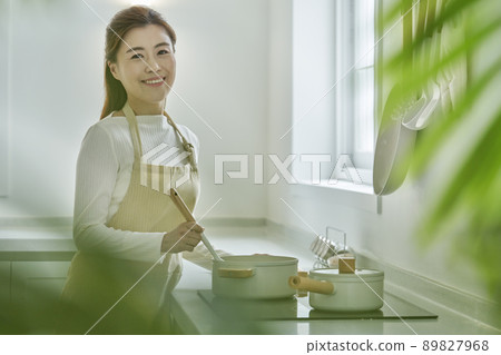 Cooking,Cooking,Cook,Cook,Housewife,Housewife,Young Woman,Kitchen,Kitchen,Kitchen,Home,House,Korean 89827968