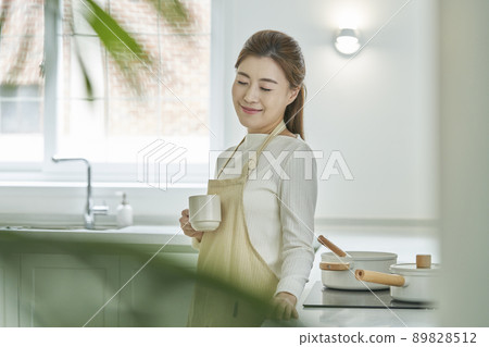 coffee,cooking,cooking,chef,cook,housewife,housewife,young woman,kitchen,kitchen,kitchen,house,house,Korean 89828512