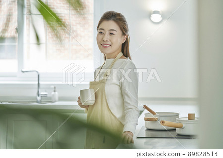 coffee,cooking,cooking,chef,cook,housewife,housewife,young woman,kitchen,kitchen,kitchen,house,house,Korean 89828513