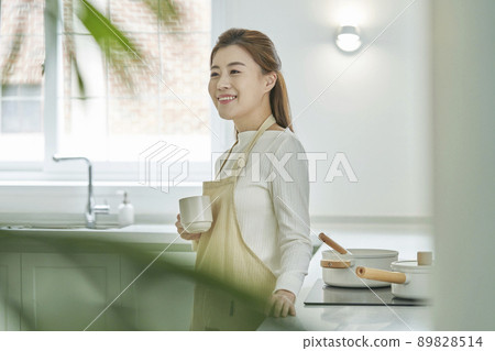 咖啡,烹飪,廚師,廚師,家庭主婦,家庭主婦,年輕女子,廚房,廚房,房子,房子,韓語 89828514