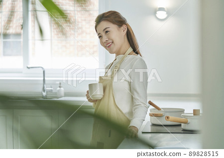 咖啡,烹飪,廚師,廚師,家庭主婦,家庭主婦,年輕女子,廚房,廚房,房子,房子,韓語 89828515