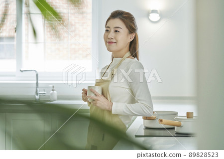 咖啡,烹飪,廚師,廚師,家庭主婦,家庭主婦,年輕女子,廚房,廚房,房子,房子,韓語 咖啡,烹飪,廚師,廚師,家庭主婦,家庭主婦,年輕女子,廚房,廚房,房子,房子,韓語 89828523