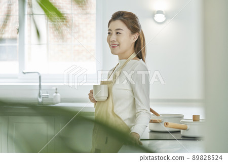 咖啡,烹飪,廚師,廚師,家庭主婦,家庭主婦,年輕女子,廚房,廚房,房子,房子,韓語 咖啡,烹飪,廚師,廚師,家庭主婦,家庭主婦,年輕女子,廚房,廚房,房子,房子,韓語 89828524