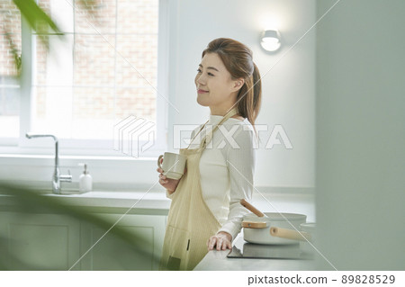 coffee,cooking,cooking,chef,cook,housewife,housewife,young woman,kitchen,kitchen,kitchen,house,house,Korean 89828529