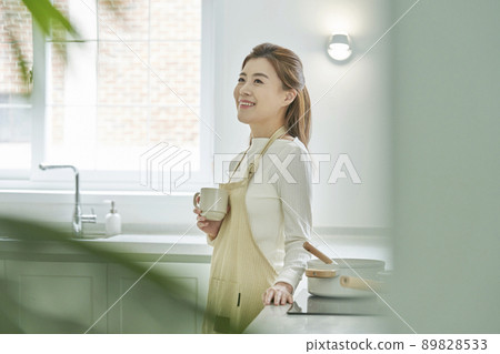 咖啡,烹飪,廚師,廚師,家庭主婦,家庭主婦,年輕女子,廚房,廚房,房子,房子,韓語 咖啡,烹飪,廚師,廚師,家庭主婦,家庭主婦,年輕女子,廚房,廚房,房子,房子,韓語 89828533