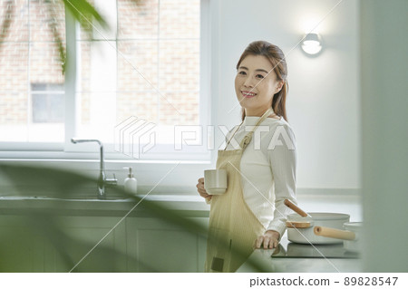 coffee,cooking,cooking,chef,cook,housewife,housewife,young woman,kitchen,kitchen,kitchen,house,house,Korean 89828547