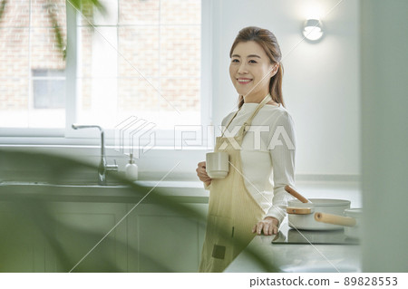 coffee,cooking,cooking,chef,cook,housewife,housewife,young woman,kitchen,kitchen,kitchen,house,house,Korean 89828553
