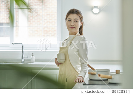 coffee,cooking,cooking,chef,cook,housewife,housewife,young woman,kitchen,kitchen,kitchen,house,house,Korean 89828554