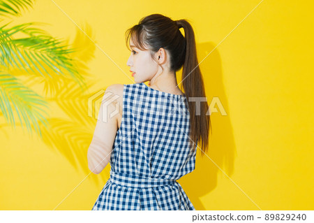 夏天女人黃色背景 89829240