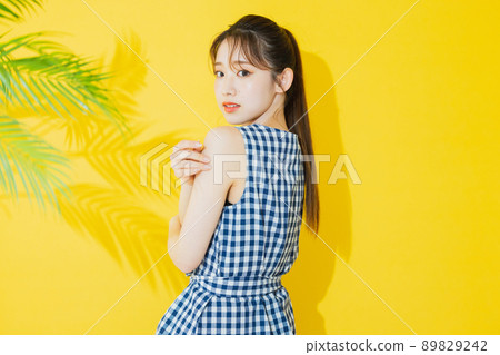 夏天女人黃色背景 89829242