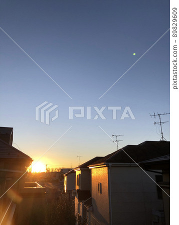 從住宅區看到的第一個日出 從住宅區看到的第一個日出 89829609