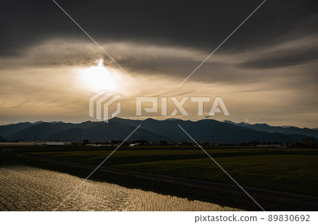 水稻種植後的鄉村景觀 松本市 水稻種植後的鄉村景觀 松本市 89830692