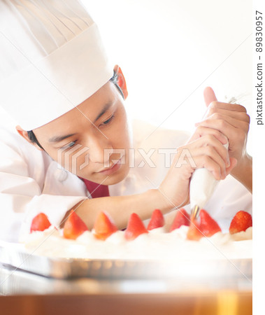 Pastry chef squeezing cream 89830957
