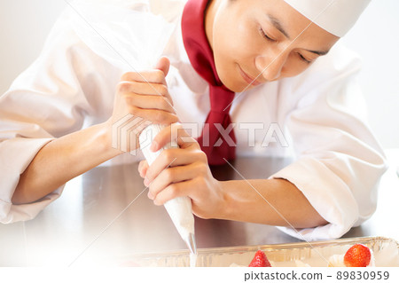 Pastry chef squeezing cream 89830959