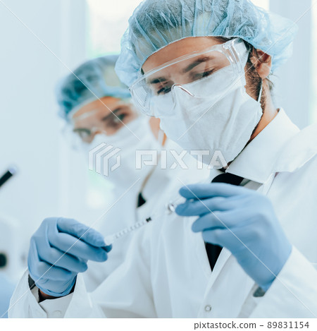 close up. medical colleagues work in the laboratory. 89831154