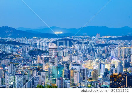 夜間從韓國首爾南山拍攝的首爾市夜景 夜間從韓國首爾南山拍攝的首爾市夜景 89831362