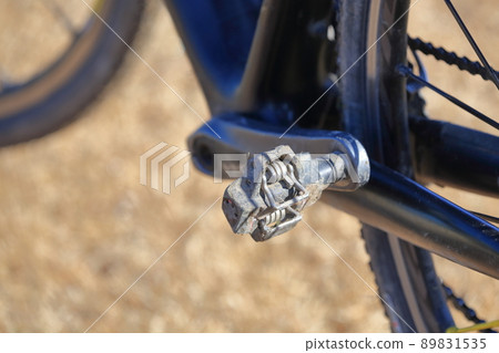 A binding pedal that integrates pedals and shoes for bicycles 89831535