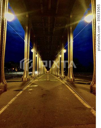 巴黎 Bir-Hakeim 橋上的照明自行車道 巴黎 Bir-Hakeim 橋上的照明自行車道 89833065