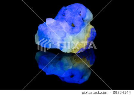 Fluorescent zoning fluorite 89834144
